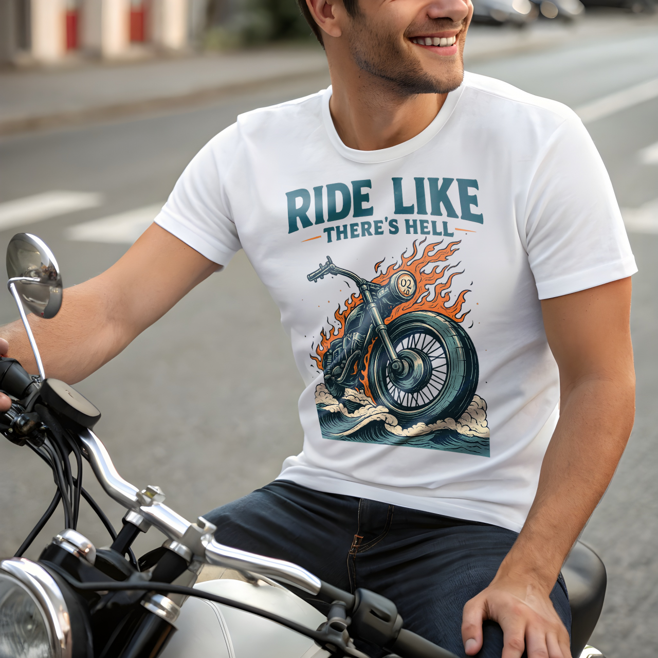Ein junger Mann sitzt lächelnd auf einem Motorrad und trägt ein auffälliges weißes T-Shirt mit einem bunten Motiv. Das Shirt zeigt ein brennendes Motorradreifen-Design mit Flammen und der Aufschrift „RIDE LIKE THERE'S HELL“. Die Szene spielt sich auf einer städtischen Straße bei Tageslicht ab, im Hintergrund sind leicht verschwommene Gebäude und parkende Autos zu erkennen. Die Stimmung wirkt lebendig und abenteuerlustig.